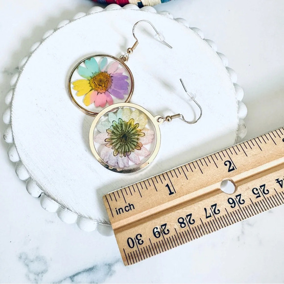 2/$30🌵 Bohemian Pastel Daisy Pressed Flower Earrings Acrylic Boho Gold NEW Gift - Picture 5 of 8